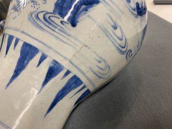 Un vase de forme octagonale en porcelaine de Chine en bleu et blanc, &eacute;poque Transition